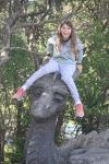 Wellington Zoo 35 - Sophie sur statue de dragon