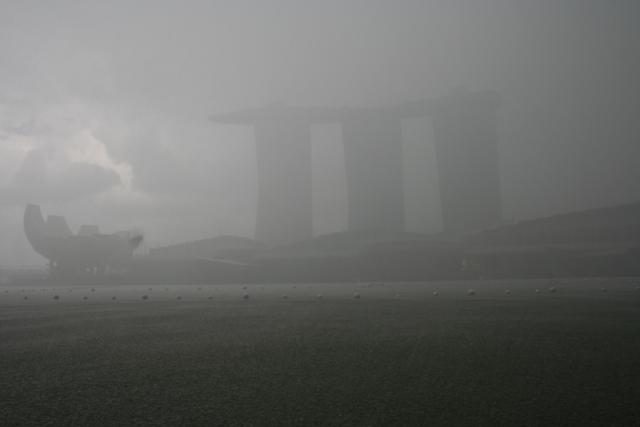 Singapore - 22 - Marina Bay under the rain